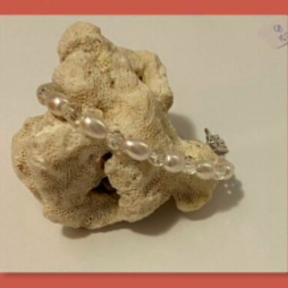 NEW Faux Pearl stretch bracelet - Picture 2 of 2